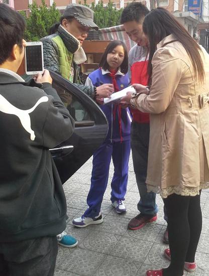 刘牧现身机场千名粉丝接机 热情签名合影留念