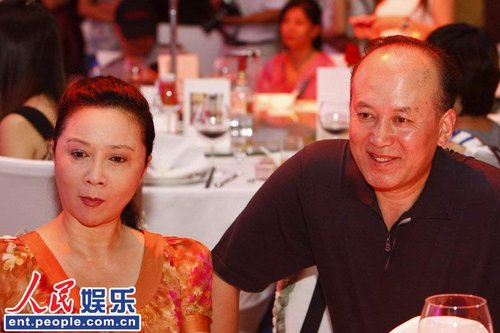 潘长江女儿大婚:蔡明上手狂啃 巩汉林郭达热聊