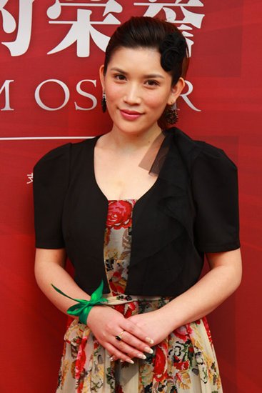 商忆沙董可飞亮相华鼎奖 助阵颁奖谈新戏