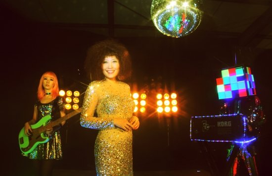 张蔷出道30年拍摄首支MV 彭磊当导演拍儿时偶像