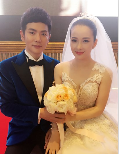 腾讯娱乐讯 近日,有一组疑似演员张晓龙和赵韩樱子的结婚照在社交