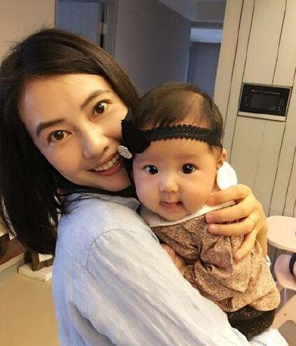 高圆圆认 贾静雯小女儿 为干女儿 小咘咘大眼萌