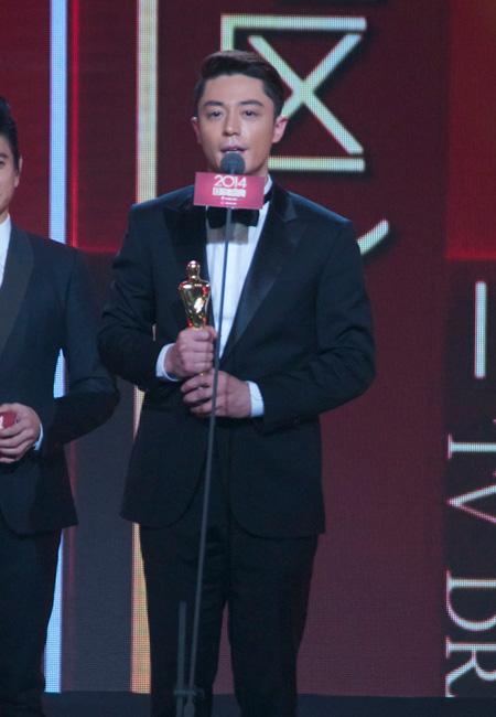 国剧盛典霍建华获人气演员 《镖门》将磅礴上演