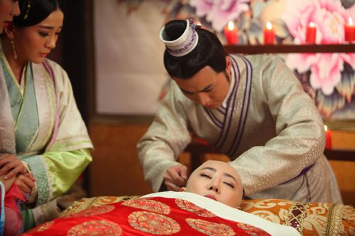 余少群传奇大戏新年杀青 “神医”转战话剧舞台