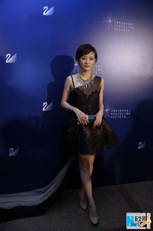 孙俪<em>黑色蕾丝</em>裙现身明艳动人 新作盼演轻松喜