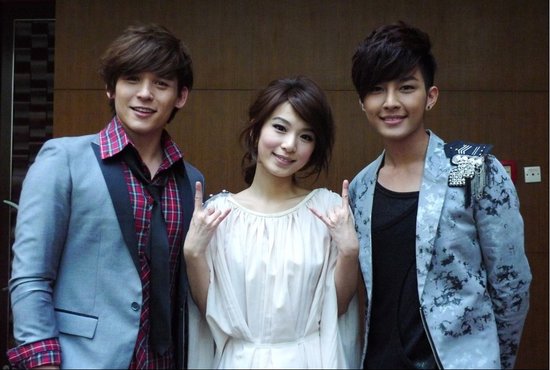 华研群星炫袭颁奖礼 田馥甄SIGMA化身千手观