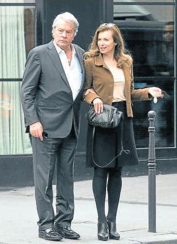 传“佐罗”阿兰德龙恋法总统前女友 两人差30岁