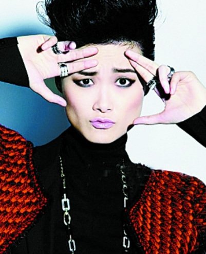 李宇春新写真恢复春哥硬朗 既像姚明又像王菲