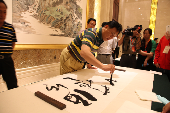 中国视协艺术家书画展开幕 唐国强展示书法功