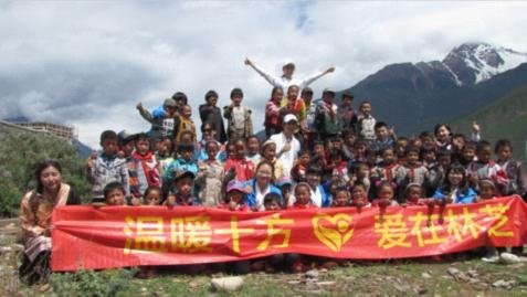 歌手田华录制央视《为了你》 关爱西藏山区小学