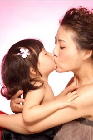 何静出歌王筝出书 袒露明星妈妈背后的故事