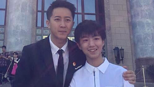 韩庚王俊凯参加共青团座谈会 人民大会堂前合影