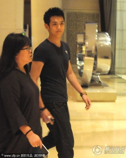 <em>柯震东</em>深夜帅气外出 酒店打车获粉丝围堵人气