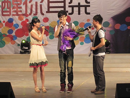 胡夏重庆办歌友会连场 自称是半个重庆人