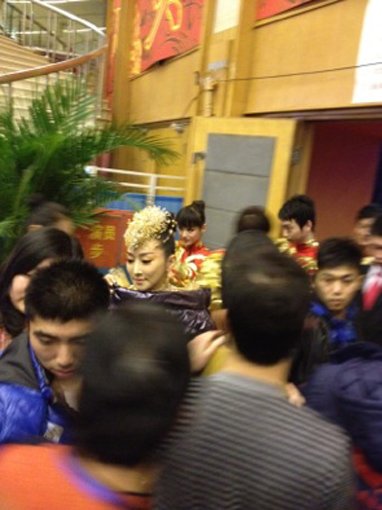 萨顶顶今日第三次带妆彩排 除夕上央视春晚