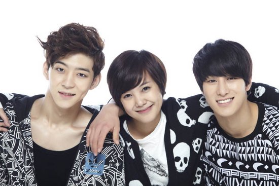 《K-POP最强生死战》三大主演爆亲密照 晒友