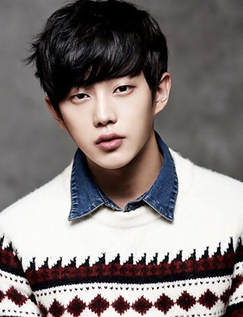 金玟锡当选人气歌谣新MC 曾出演《太后》炊事