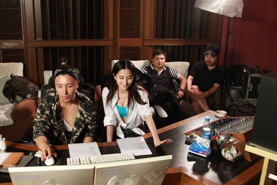 曹轩宾悉心指导群星录歌 搞怪不断获称音乐顽童