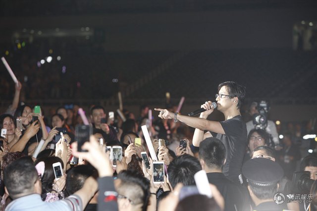  汪峰告白 遭吐槽:也曾在演唱会现场给前妻示爱