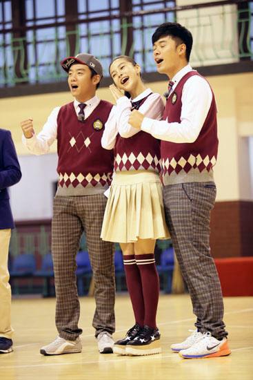 郑恺携手baby重返校园 《跑男》上演三校争霸