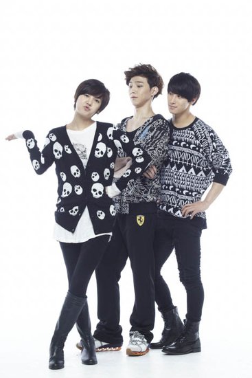 《K-POP最强生死战》三大主演爆亲密照 晒友