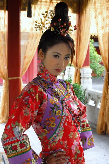 郭珍霓《扇娘》格格造型破常规 冲天髻寓意深远