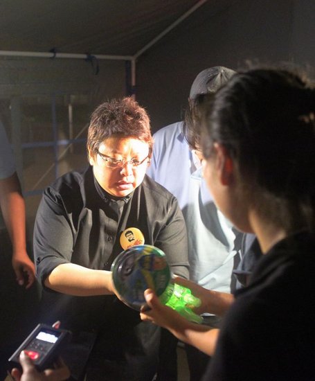 韩红爱心率车队急备物资 连夜奔赴房山受灾地区