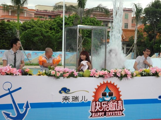 刘惜君录制《快乐邀请》 鬼马性格暴露无疑