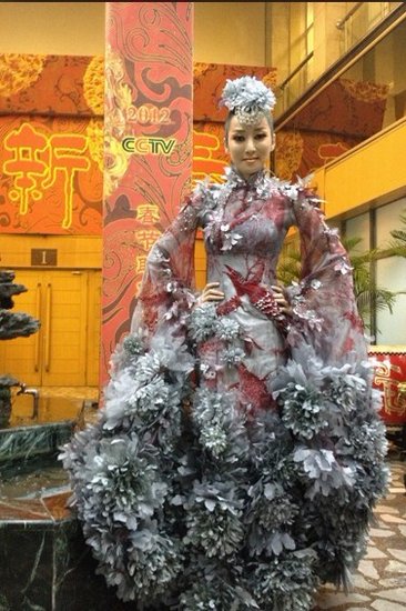 萨顶顶今日第三次带妆彩排 除夕上央视春晚