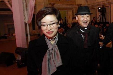 周立波向朋友派发喜帖 婚纱照曝光新娘妩媚动人