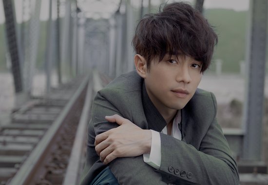 张栋梁《被幸福追着跑》首发 吴克群量身打造