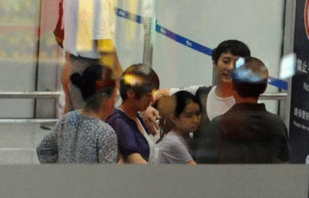 郑钧刘芸赴美蜜月 女方大肚隆起孕相十足(图)