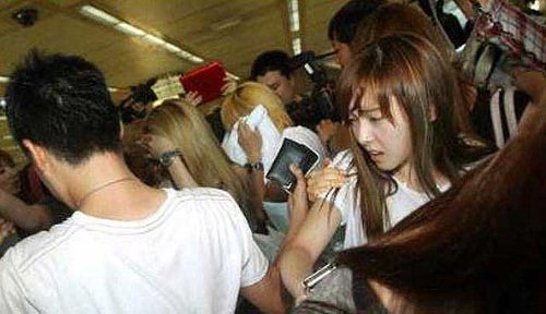 韩<em>少女时代成员</em>机场被强拍素颜照 场面失控(图