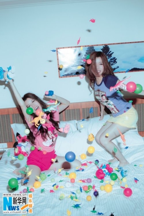 By2曝双胞胎闺房美照 大摆Pose尽享闺房之乐\/图_娱乐_腾讯网