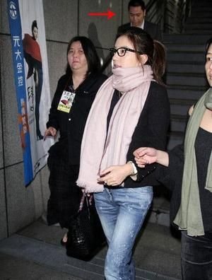 据台湾媒体报道,赵薇嫁黄有龙并产下一女,日前她访台力挺姊妹淘 王菲