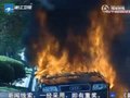 视频：杭州一奥迪A6行驶中自燃被烧成空壳