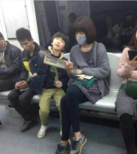 张亮老婆寇静口罩遮面坐地跌 天天一旁聊不停