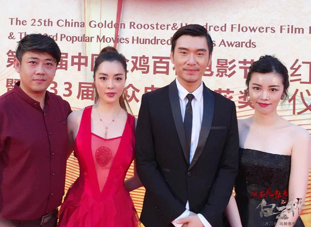 《白云桥》导演钟萱亮相金鸡百花闭幕红毯
