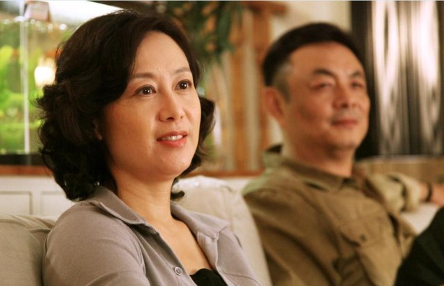 著名演员吴玉芳老师在剧中与江铠同搭档婆媳,饰演优雅靓妈陈玉,更是在