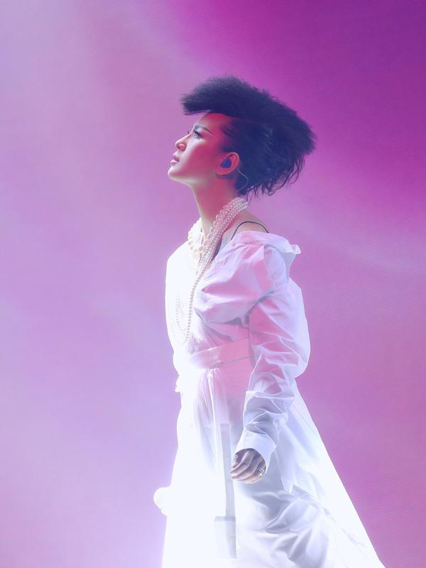 周笔畅香港开唱225万人看直播 串烧致敬张国荣