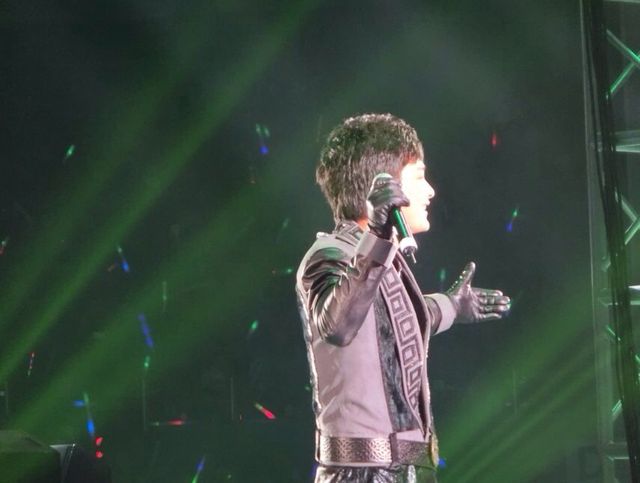 云飞携手凤凰传奇 Hihg翻2013新疆跨年演唱会