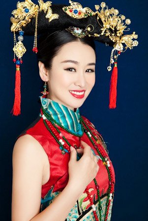 吕文博华美旗服写真曝光 展满族文化风情