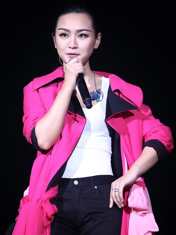 周笔畅香港开唱225万人看直播 串烧致敬张国荣