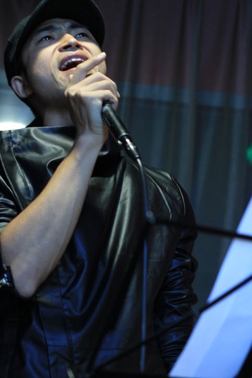 颜振豪为家乡创作形象歌 唱响山水黔西南_娱