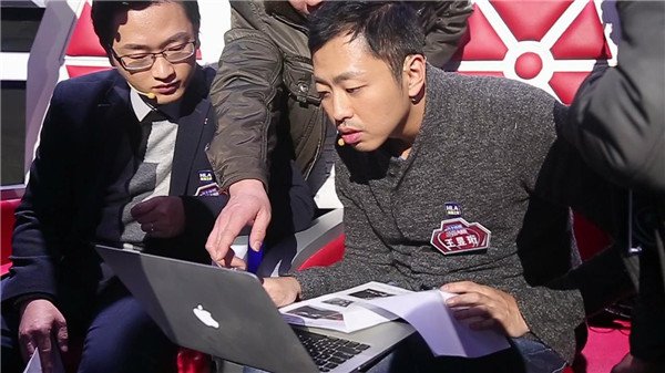 水哥仔细辨别监控画面 水哥仔细辨别监控画面
