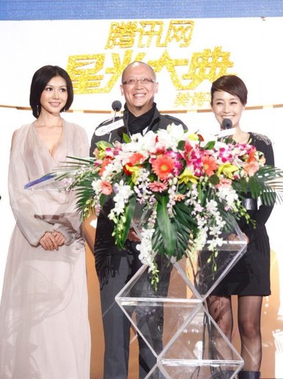 “希腊女神”巩新亮现身星光大典 性感惊爆全场