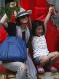 賈靜雯攜女梧桐妹逛街