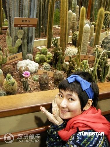 Selina与Hebe聚首花博园 伤后再现身气色好