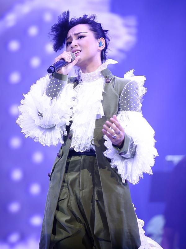 周笔畅香港开唱225万人看直播 串烧致敬张国荣