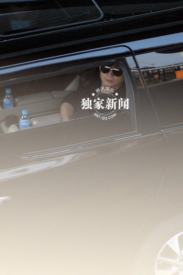  文章劈腿 门后首度现身:憔悴,蓄须,被友人安慰_